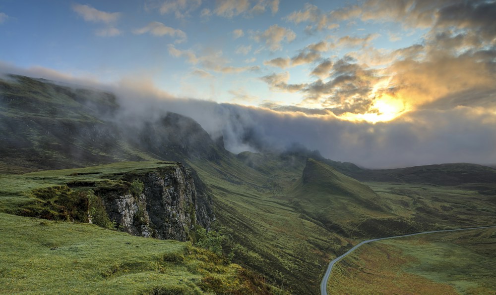 Collines dans la brume au lever du jour, une évocation du chemin à parcourir